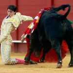 Roca Rey dando un pase de rodillas /Efe