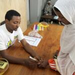 Un funcionario marca el dedo de una mujer para que vote
