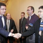 El secretario autonómico del PSOE, Óscar López, y Enrique Cabero, saludan al personal de la Universidad