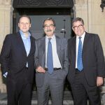 Daniel Lacalle, Emilio Ontiveros y Juan Torres, ayer en el encuentro celebrado en la Fundación Valentín de Madariaga, en Sevilla