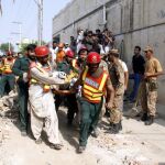 Los servicios de rescate trasladan a uno de los heridos en el atentado