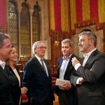 Cinco de los seis líderes de los partidos de la oposición conversando en un receso del pleno