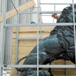 Los operarios sacaron ayer las estatuas de las jaulas de hierro y madrea con las que han estado protegidas