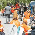 Jóvenes esposados, con las camisetas de la serie