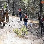 Varios soldados custodian el dron abatido por la aviación turca ayer