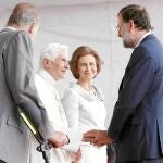 Instantánea tomada en Madrid el 18 de agosto de 2011 cuando el Pontífice llegó a España con motivo de la Jornada Mundial de la Juventud (JMJ) y fue recibido por los Reyes y el presidente del Gobierno, Mariano Rajoy
