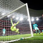 El delantero del Athletic Club de Bilbao Aritz Aduriz (d) marca el primer gol de su equipo frente al FC Barcelona