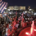 Partidarios del "no"celebran la victoria de su opción en el referéndum celebrado hoy en Grecia ante el Parlamento griego.