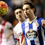 El centrocampista del Deportivo de La Coruña, Pedro Mosquera (d), disputa el balón con el centrocampista del Rayo Vallecano, Pablo Hernández