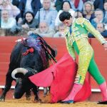 Luis Vilches remata con una trinchera al quinto toro de la tarde, ayer en la Feria de Abril de Sevilla