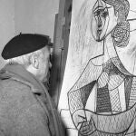 Pablo Picasso mira su obra "Retrato de una mujer"en su estudio francés en Vallauris, en 1953.
