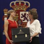 La ministra de Transición Ecológica, Teresa Ribera (d), recibe la cartera de la que es titular de manos de la exministra de Agricultura y Pesca, Alimentación y Medio Ambiente, Isabel García-Tejerina / Efe