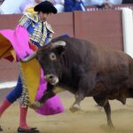 López Simón toreando con el capote en León