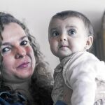 Maribel, de 35 años, junto a su sobrina Emma. «¡Ya me encargaré de recordarle esto cuando sea mayor!», dice
