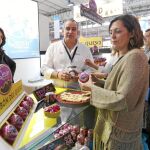 Milagros Marcos, en un expositor de una empresa quesera de Castilla y León presente en Alimentaria Barcelona 2016