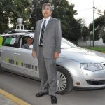 Raúl Rojas con su coche AutoNOMOS