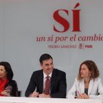 El secretario general del PSOE y candidato socialista a la Presidencia del Gobierno, Pedro Sánchez (c), acompañado por la número dos del partido por Madrid, Margarita Robles (i), y la secretaria de Estudios y Programas del partido, Meritxell Batet