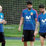Diego Costa, rodeado por Isco e Iniesta en el entreno de España