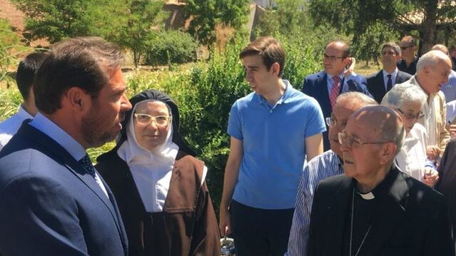 El alcalde de Valladolid, Óscar Puente, conversa, durante los actos de homenaje, con el cardenal arzobispo Ricardo Blázquez