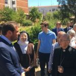 El alcalde de Valladolid, Óscar Puente, conversa, durante los actos de homenaje, con el cardenal arzobispo Ricardo Blázquez
