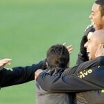 Kaká y Robinho bromean con sus compañeros durante el último entrenamiento