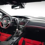 Los asientos, el volante y la palanca de cambios son exclusivos de este modelo.
