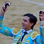 Roca Rey después de desorejar al primer toro de su lote, en Cali
