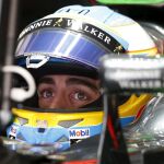 Fernando Alonso en su coche en Suzuka