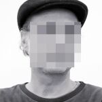 Santiago Sierra, que ayer habló de «presos políticos» en Madrid, con el rostro pixelado, como los protagonistas de la obra de la polémica en ARCO
