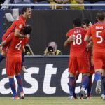 El jugador chileno José Pedro Fuenzalida (i) celebra con sus compañeros después de anotar el segundo gol