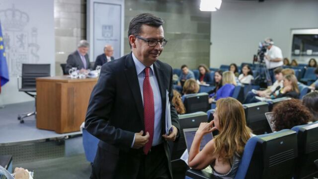 Román Escolano, ministro de Economía, ayer, al término del Consejo de Ministros