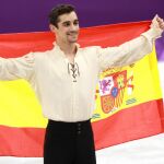 Javier Fernández posa con la bandera de España tras lograr la medalla de bronce.
