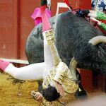 Antonio Ferrera es volteado por el primer toro