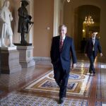 El líder de la minoría republicana en el Senado, Mitch McConnell, camina hacia en Senado donde se ha llevado a cabo la votación final de la reforma de Wall Street,
