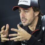 El piloto español de Fórmula Uno Fernando Alonso, durante la rueda de prensa de pilotos de cara al Gran Premio de Baréin