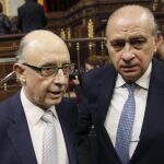 El ministro del Interior, Jorge Fernández Díaz, y el ministro de Hacienda, Cristóbal Montoro,iz., poco antes del inicio de la sesión de control al Gobierno.