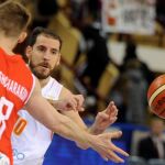 El base de la selección española Quino Colom, pelea por el balón contra el bielorruso Nikita Meshcharakou