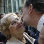 El presidente del Gobierno en funciones, Mariano Rajoy (d), saluda a la alcaldesa de Madrid, Manuela Carmena, a su llegada al acto de imposición de Medallas y Condecoraciones de la Orden del Dos de Mayo, con motivo del Día de la Comunidad de Madrid.