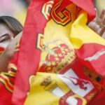 Los sociólogos coinciden en que la crisis catalana ha provocado que se dejen atrás complejos en relación con los símbolos de España