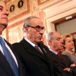Los ex presidentes del Congreso Laudelino Lavilla, Gregorio Peces-Barba, Felix Pons, Luisa Fernanda Rudi y el defensor del Pueblo Enrique Múgica, (de izq a dcha).
