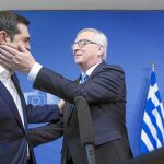 Jean Claude Juncker saluda cariñosamente a Tsipras ayer al comienzo de la reunión en Bruselas