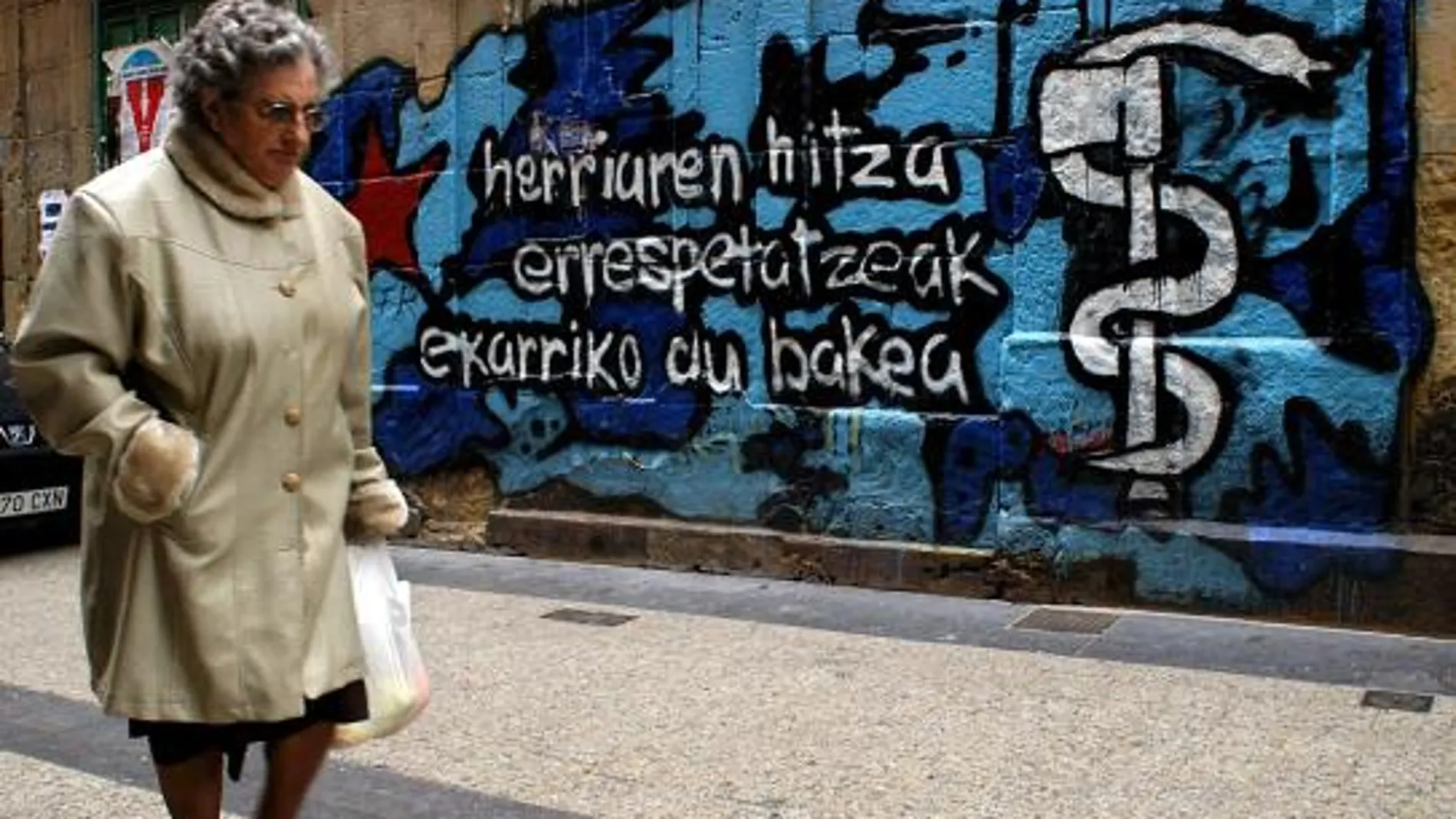 El Gobierno vasco destinará medio millón a limpieza de pintadas y carteles proetarras