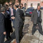 Sinde se negó a saludar al alcalde de Valladolid, León de la Riva (a la dcha.), momento que recoge la imagen