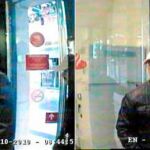 La imagen de uno de los atracadores entrenado en el banco con peluca y barba postiza. El otro, de complexión más pequeña, usó unas gafas y una gorra para cubrirse el rostro