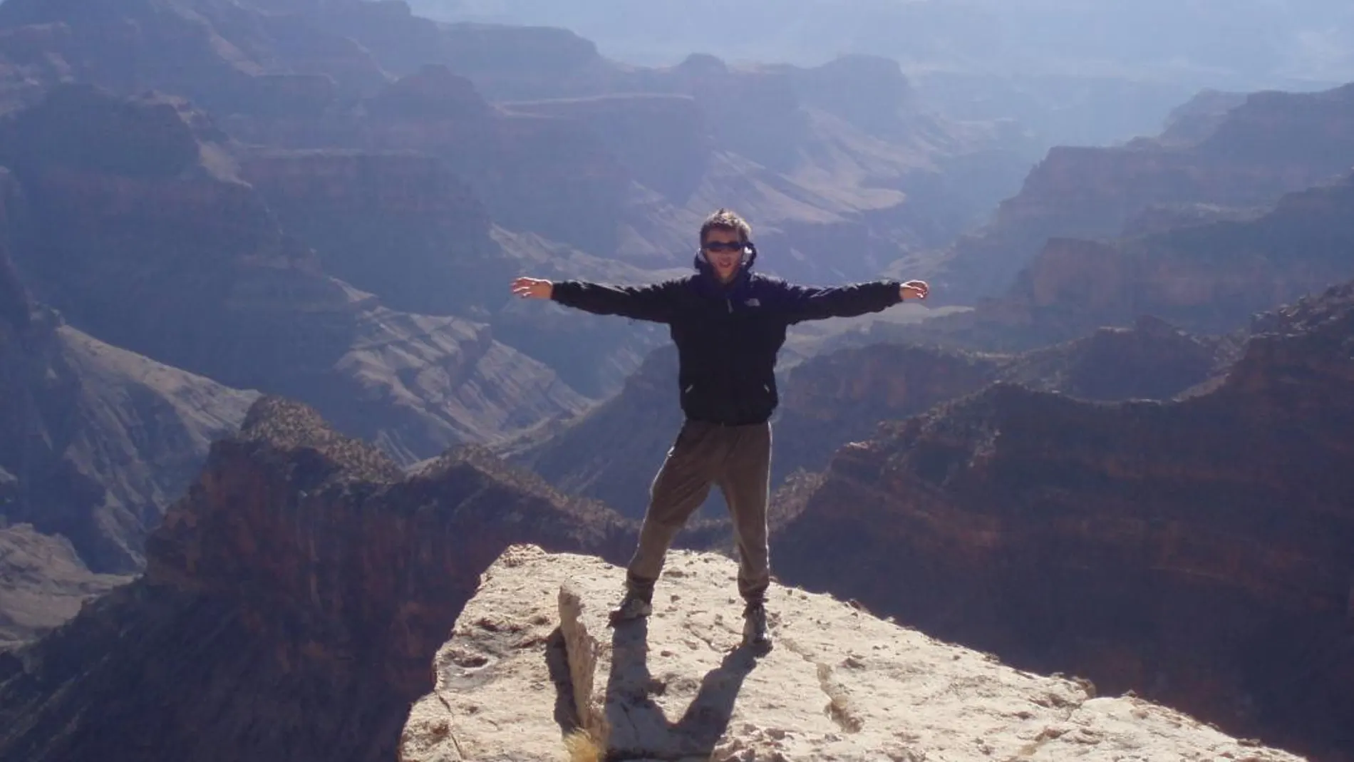 La foto. Íñigo Errejón se mostró muy sorprendido por las dimensiones de la maravilla de la naturaleza que es el Gran Cañón
