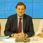 Dolores de Cospedal, Mariano Rajoy y Ana Mato durante la Cumbre autonómica celebrada ayer en Génova