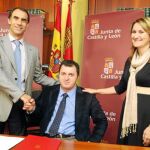 Los consejeros César Antón e Isabel Alonso firman el acuerdo con Francisco Sardón, representante del Cermi