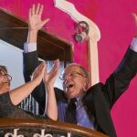 Pedro Pablo Kuczynski y su esposa saludan a sus seguidores en Lima tras conocer los resultados electorales