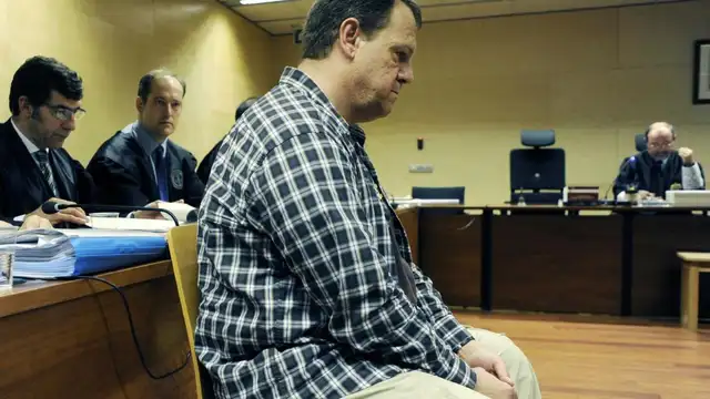 El celador del geriátrico La Caritat de Olot, Joan Vila, en la Audiencia Provincial de Girona en noviembre de 2013 poco antes de conocer el veredicto del jurado popular que le ha juzgado por acabar con la vida de once ancianos, entre agosto de 2009 y octubre de 2010. Foto: EFE/Robin Townsen El celador del geriátrico La Caritat de Olot, Joan Vila, en la Audiencia Provincial de Girona en noviembre de 2013 poco antes de conocer el veredicto del jurado popular que le ha juzgado por acabar con la vida de once ancianos, entre agosto de 2009 y octubre de 2010. Foto: EFE/Robin Townsen