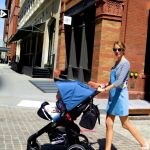 Vega luce un vestido-peto de Top Shop mientras pasea a su hijo por Manhattan